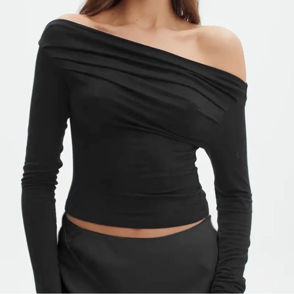 Commense Oblique Off-Shoulder Long Sleeve T-Shirt - Picture 2 of 3